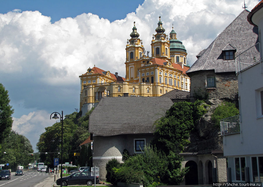 Вот так эффектно открывается вид на Benediktinerkloster Melk, если заезжать в Мельк с востока по трассе, идущей вдоль Дуная. Аббатство нависает над городом. Если заезжать со стороны Зальцбурга, то дорога идет вровень с аббатством, а весь город остается невидимым внизу, вообще не тот коленкор ( см. последнее фото) Мельк, Австрия