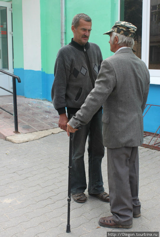 У дверей магазина Несвиж, Беларусь