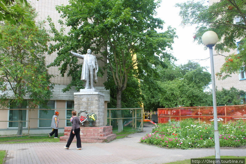 Ленин стоит во дворе Несвиж, Беларусь