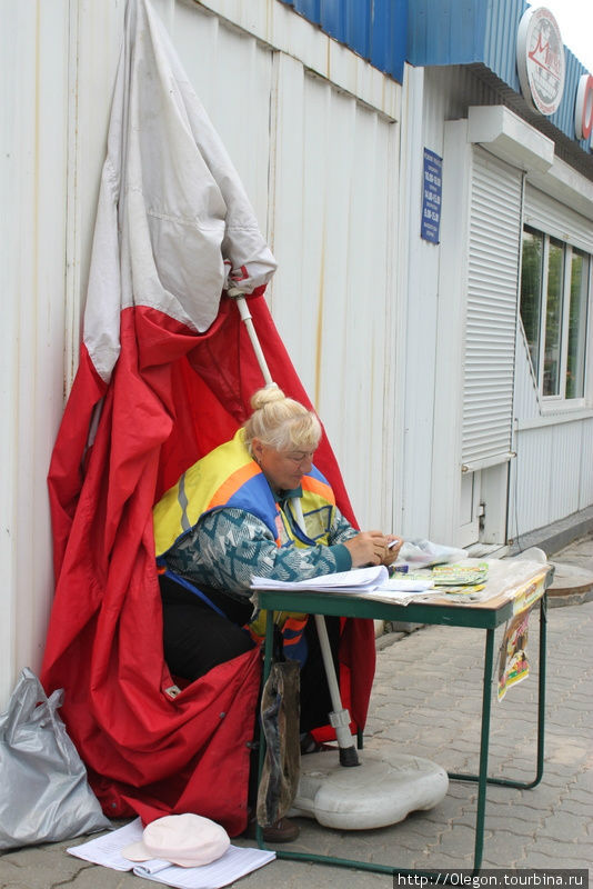 Продавец лото с зонтом или тётка с оппозиционным флагом? Несвиж, Беларусь
