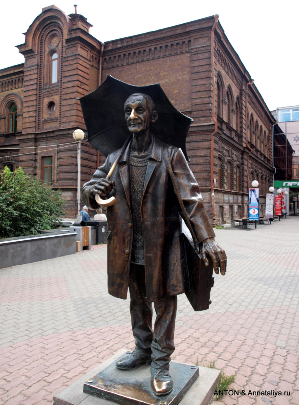 Памятник художнику Поздееву в Красноярске