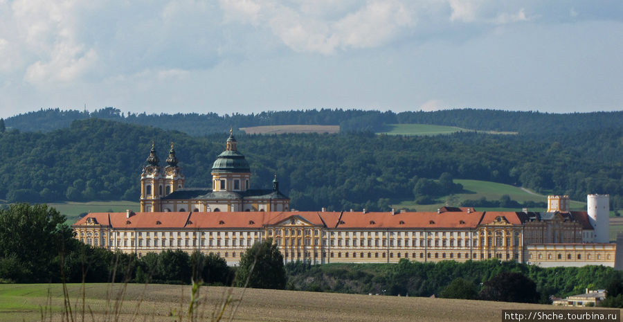 так не впечатляюще выглядит аббатство при подъезде к Мельку по трассе со стороны Зальцбурга по сравнению с заездом с Дуная...