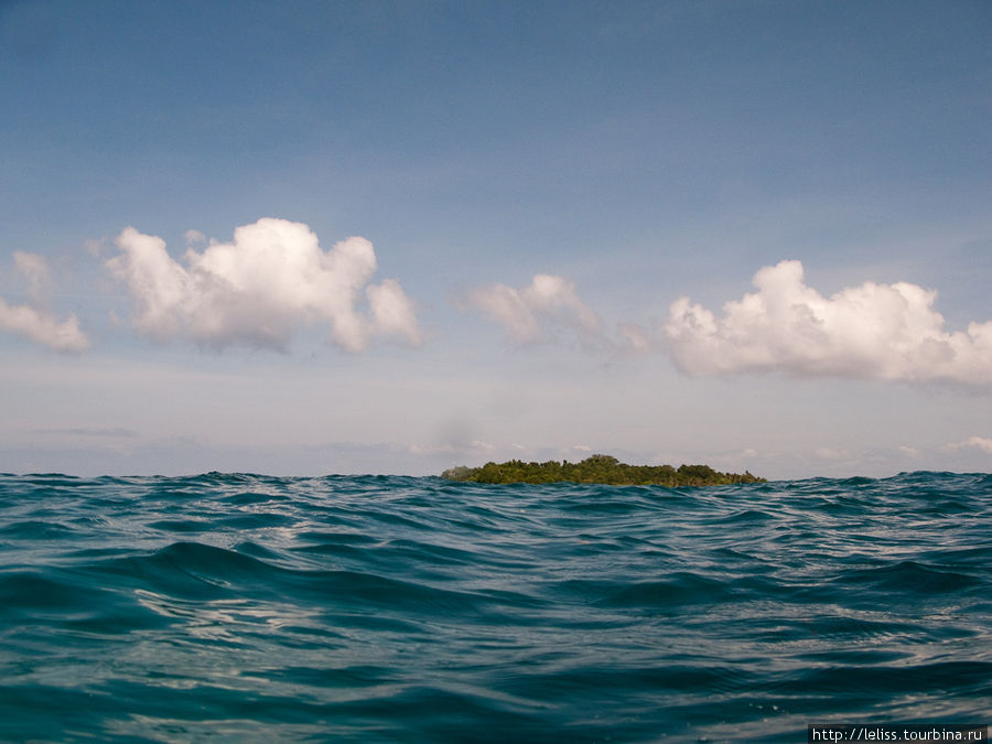 Вид острова Сипадан с уровня воды. Остров Сипадан, Малайзия