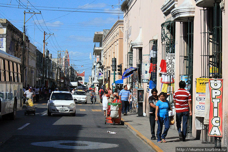 Типичная городская улица. Мерида, Мексика