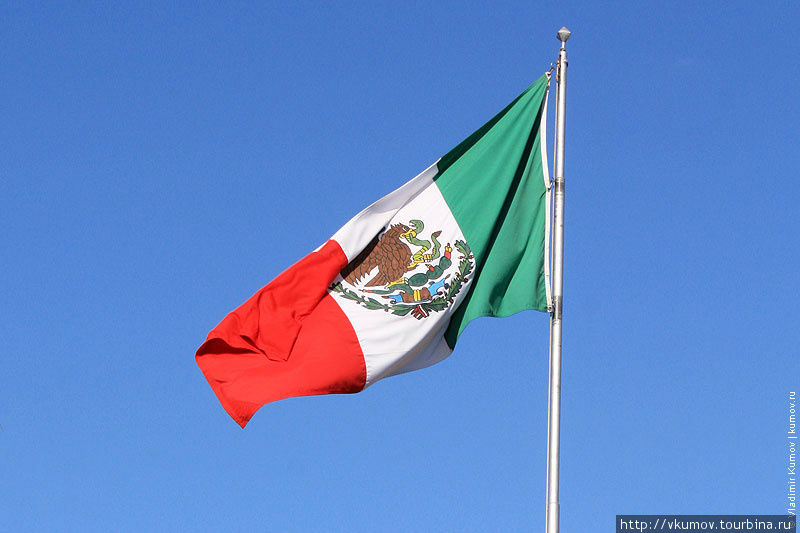 Национальный флаг Мексики. Мерида, Мексика