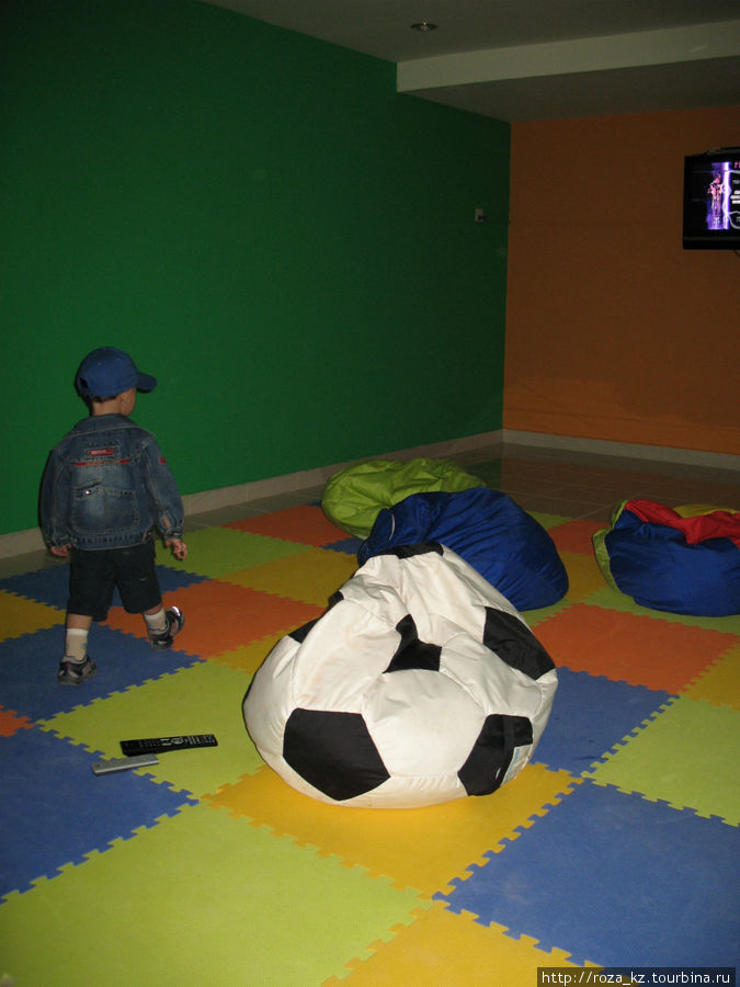комната с ТВ (справа вверху) в детском клубе Фуджейра, ОАЭ