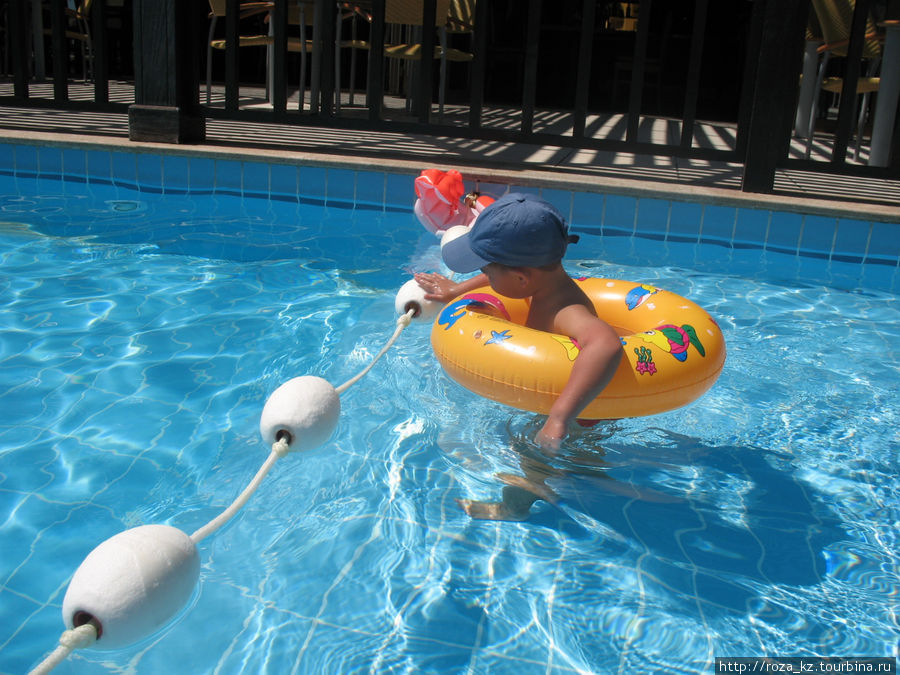 детская часть взрослого бассейна, за ограждением, примерно через 20-30см, глубже Фуджейра, ОАЭ