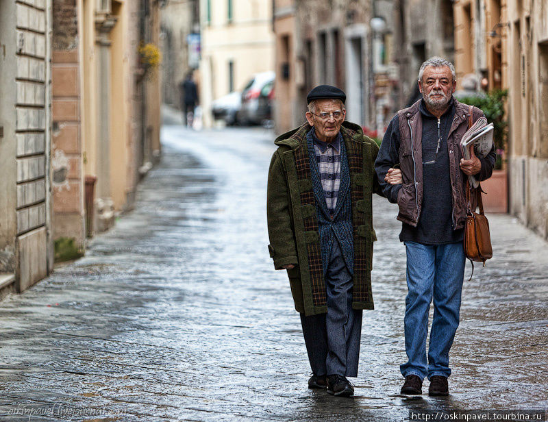 Что еще очень поразило и умилило в Италии, так это большое количество пожилых людей, прогуливающихся в заботливой компании более молодых, в следующих постах вы увидите много таких снимков, очень трогают меня такие картинки. Монтепульчано, Италия