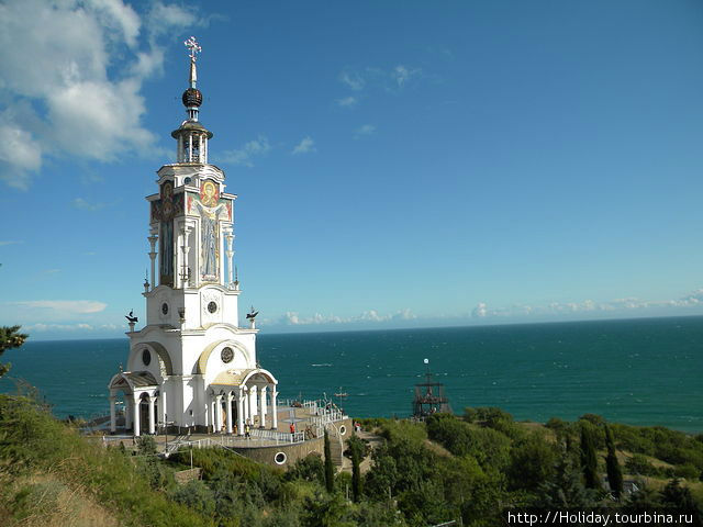 Церковь, памяти моряков, огромный музей из 40 комнат. Где-то между Солнечногорским и Рыбачьим Ялта, Россия