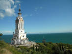 Церковь, памяти моряков, огромный музей из 40 комнат. Где-то между Солнечногорским и Рыбачьим