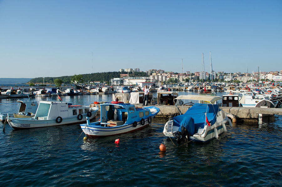 Лодки вдоль набережной. Чанаккале, Турция