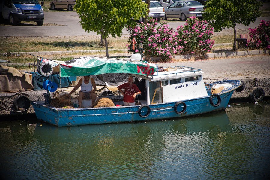 Рыбацкая лодка у берега канала. Чанаккале, Турция