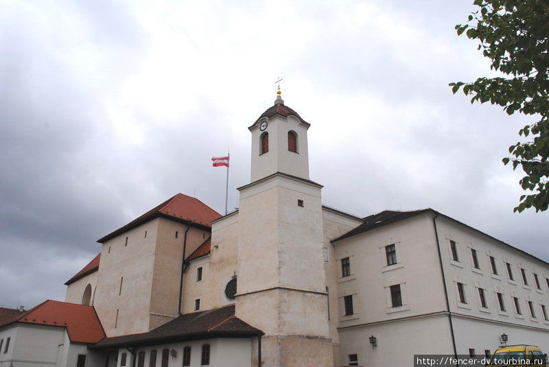 Замок украшает австрийский ду-колор, он же флаг Брно. Брно, Чехия