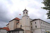 Замок украшает австрийский ду-колор, он же флаг Брно.