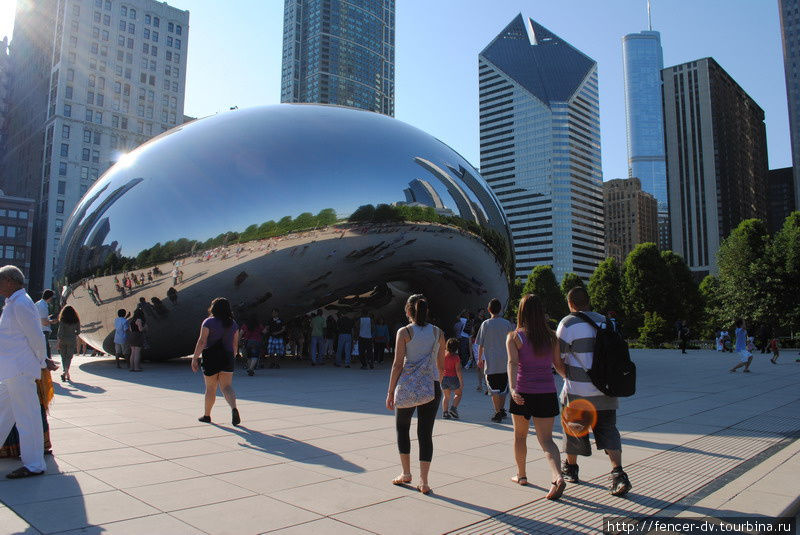 Знаменитый Боб в парке Миллениум — пожалуй главный символ арт-Чикаго