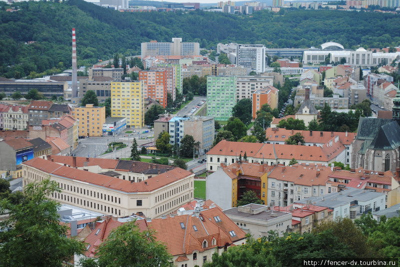 Фасады панельных домов красят яркими цветами Брно, Чехия