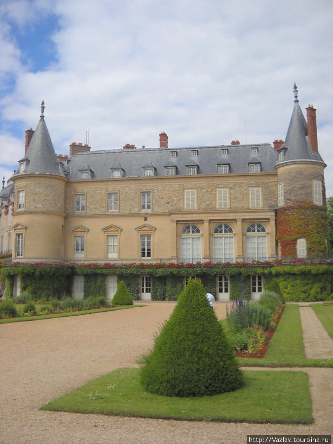 Боковой вид на дворец; башни хорошо видны Рамбуйе, Франция