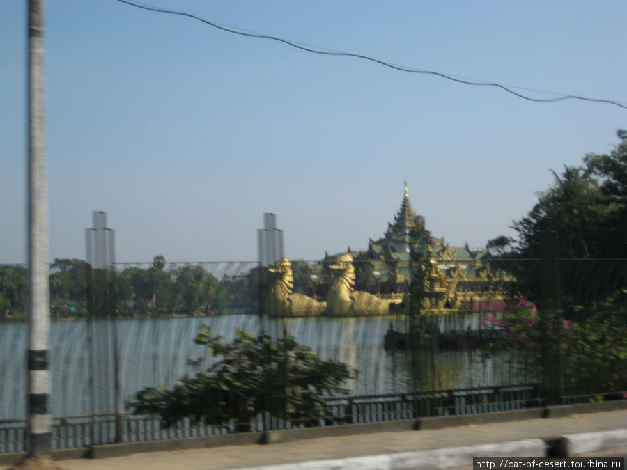 Плавучий дворец-ресторан на озере — местные понты. Мы туда не пошли. Янгон, Мьянма