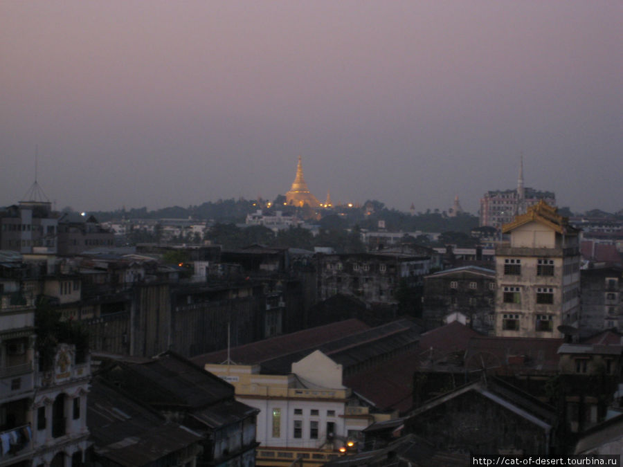 Почти 100-метровый купол Шве Дагона сияет над городом и днем, и ночью. Янгон, Мьянма