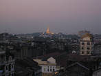 Почти 100-метровый купол Шве Дагона сияет над городом и днем, и ночью.