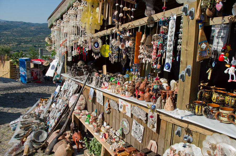 Дорога с холма и сувенирные магазины. Чанаккале, Турция
