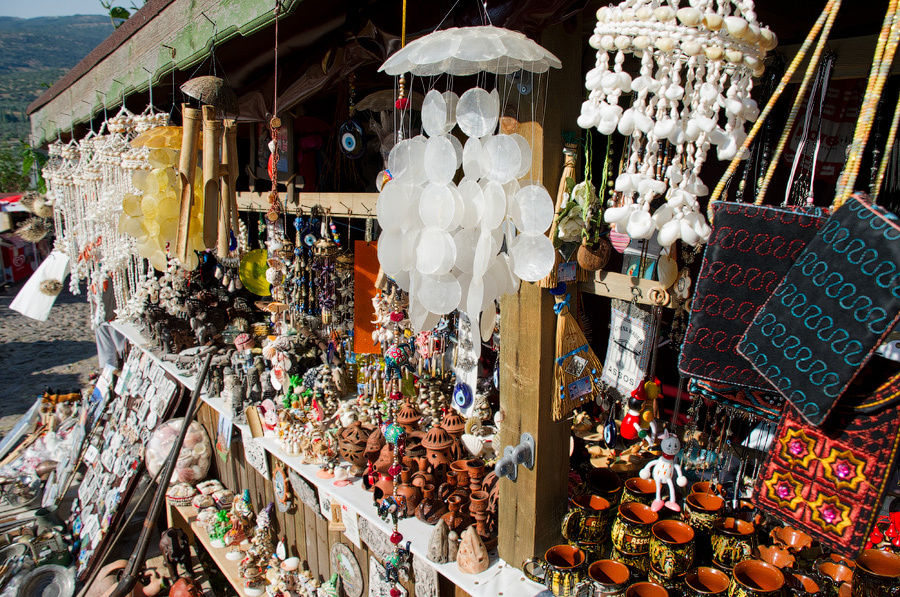Сувениры в магазинах вдоль дороги. Чанаккале, Турция