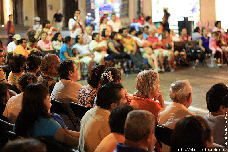 Вечером в разных частях города проходят различные развлекательные мероприятия. Например... Мерида, Мексика