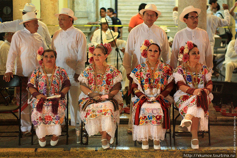 ... выступление танцоров, пенсионного возраста. Они пока сидят, но будут танцевать народные юкатанские танцы, смотрите далее. Мерида, Мексика