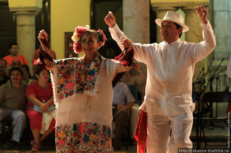 Очень забавно они танцевали, с огоньком! Мерида, Мексика