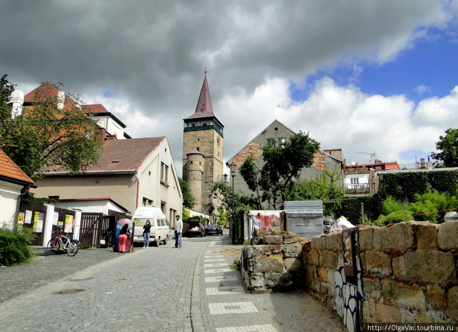 Со стороны автовокзала сразу виднеется башня Вальдицких ворот, построенных в 16 веке Йичин, Чехия