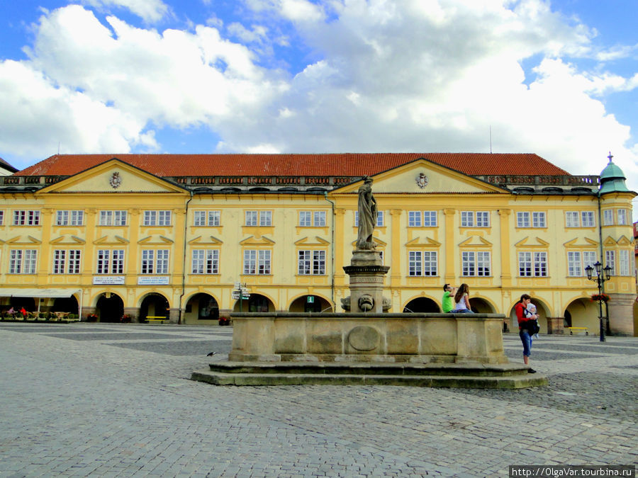 Замок Валленштейна на главной площади города первоначально был построен  в стиле ренессанс, но позднее подвергся перестройке в стиле барокко по проекту архитектора Спеззы Йичин, Чехия