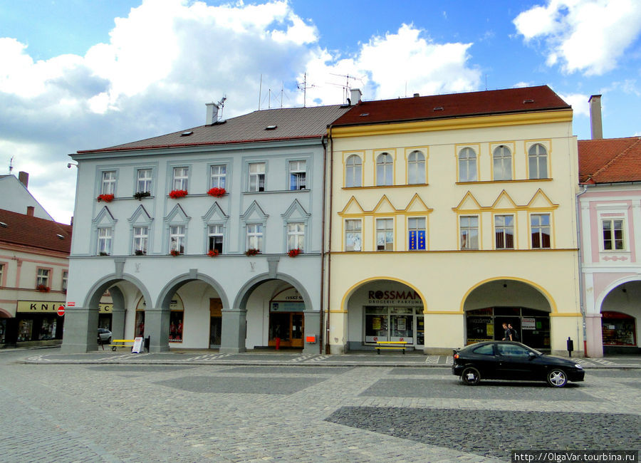 Со всех сторон площадь окружают дома с аркадами Йичин, Чехия