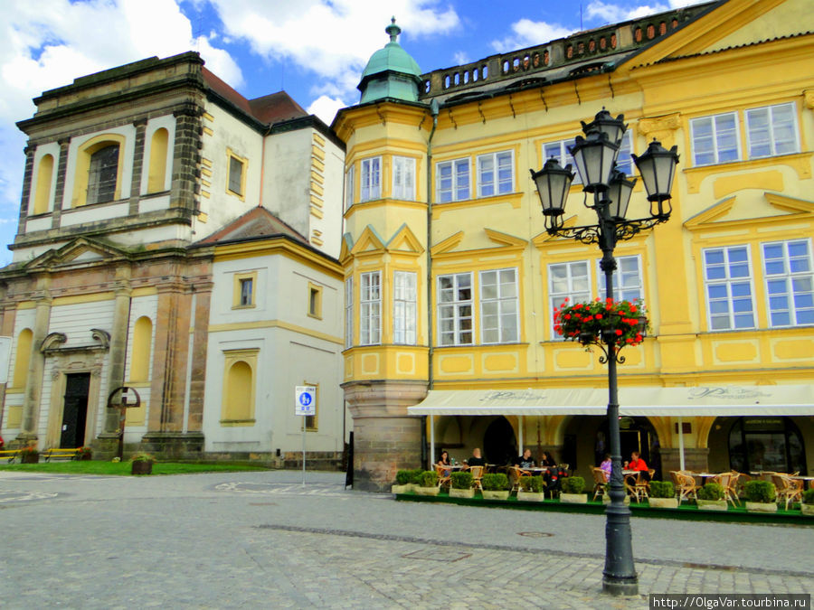 Рядом с дворцом Валленштейна стоит так и недостроенный собор, предназначавшийся для епископа (слева) Йичин, Чехия