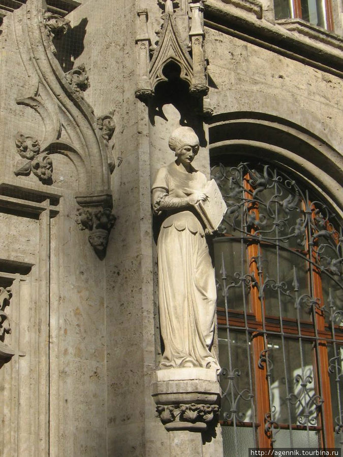 Скльптура чиновницы с гроссбухом Мюнхен, Германия