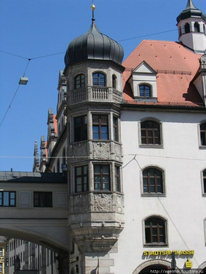 Шпркассештрассе — улица сразу за Старой Ратушей, видна галерея, соединяющая здание с ратушей Мюнхен, Германия