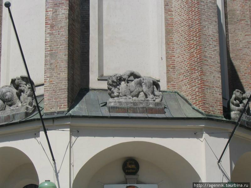 Скульптуры на соборе Св. Петра Мюнхен, Германия