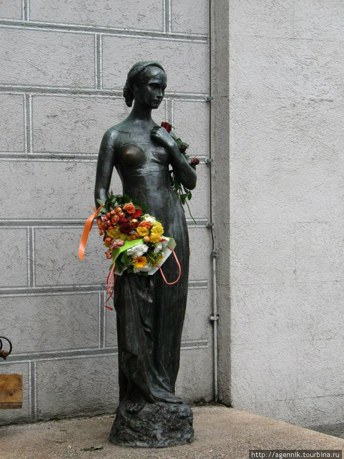 Джульетта возле Старой Ратуши — подарок Вероны. Всегда со свежими живыми цветами. Мюнхен, Германия