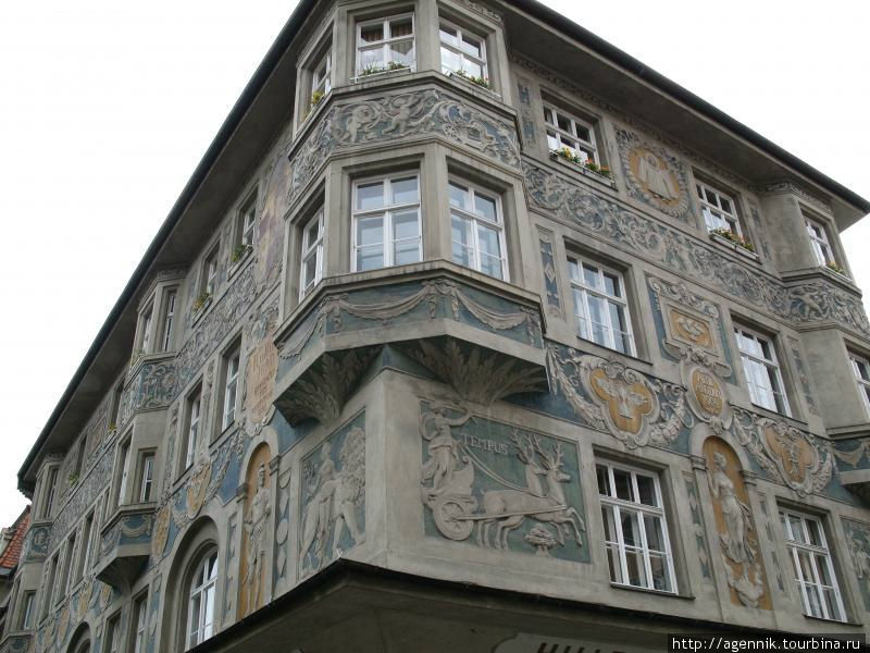 Дом на Мариенплац — один из уцелевших и отреставрированных после войны Мюнхен, Германия