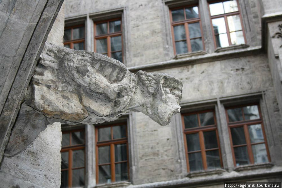Во внутреннем дворе водостоки офрмлены тоже в виде готических фигур Мюнхен, Германия