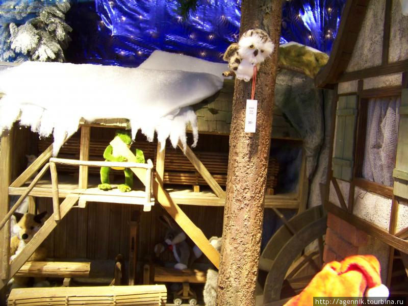 Действующая лесопилка — в витрине молла Мюнхен, Германия