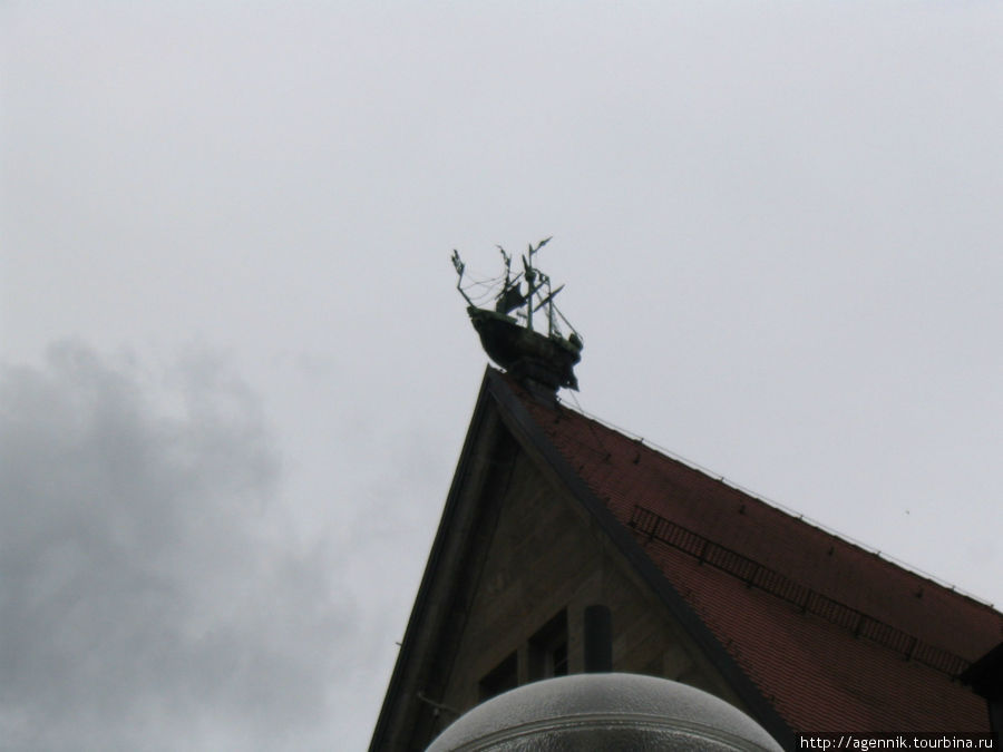 Кораблик на крыше Хирмер Мюнхен, Германия