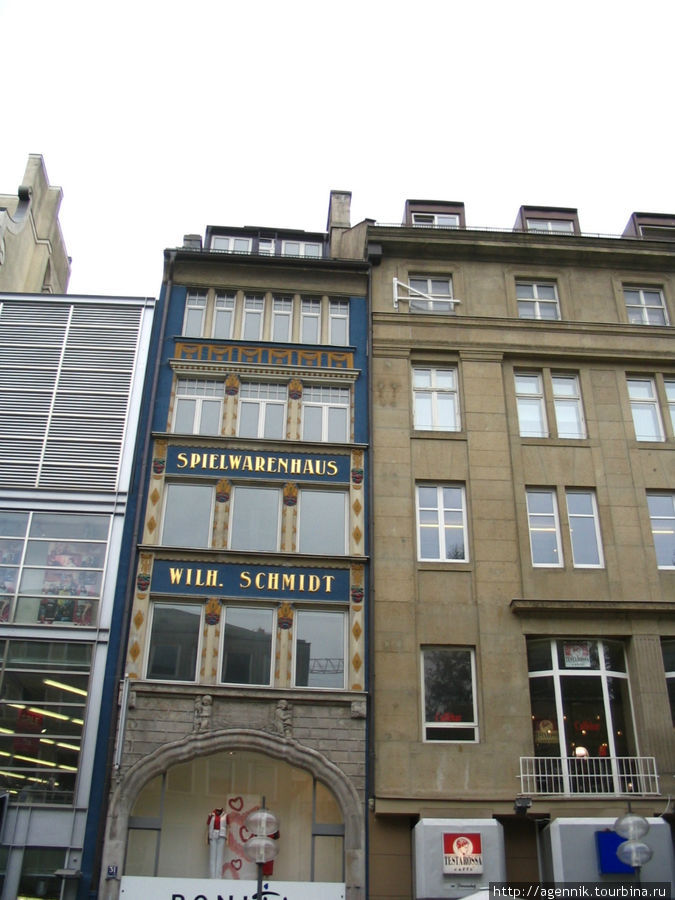 Магазин принадлежностей для игр — одно из уцелевших старых зданий Мюнхен, Германия
