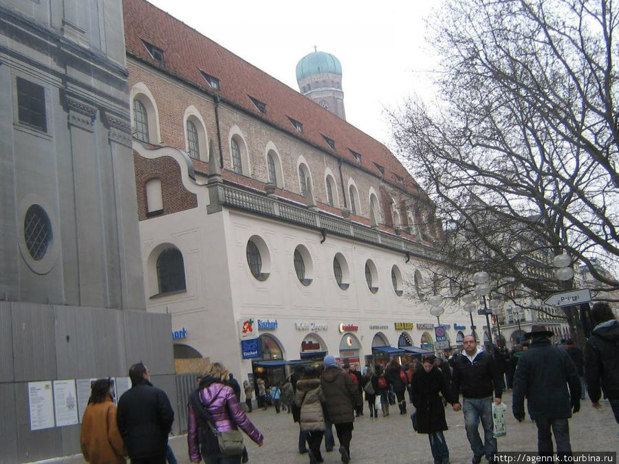 По внешней стороне — галерея с сувенирными лавочками Мюнхен, Германия