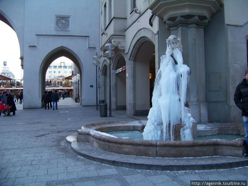 Тот же фонтан зимой в сильный мороз Мюнхен, Германия