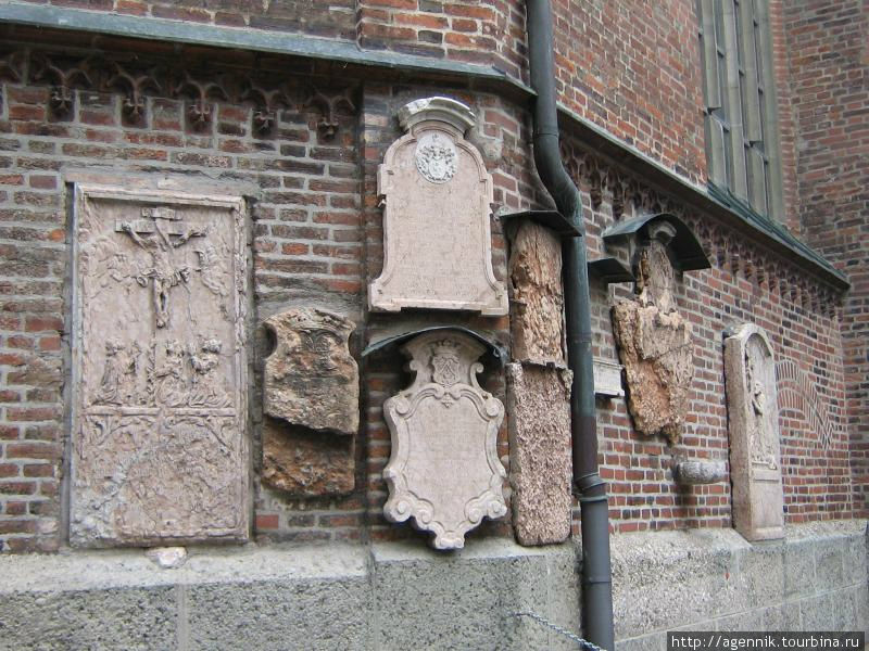 Внешняя сторона — могильные плиты епископов и клира Мюнхен, Германия