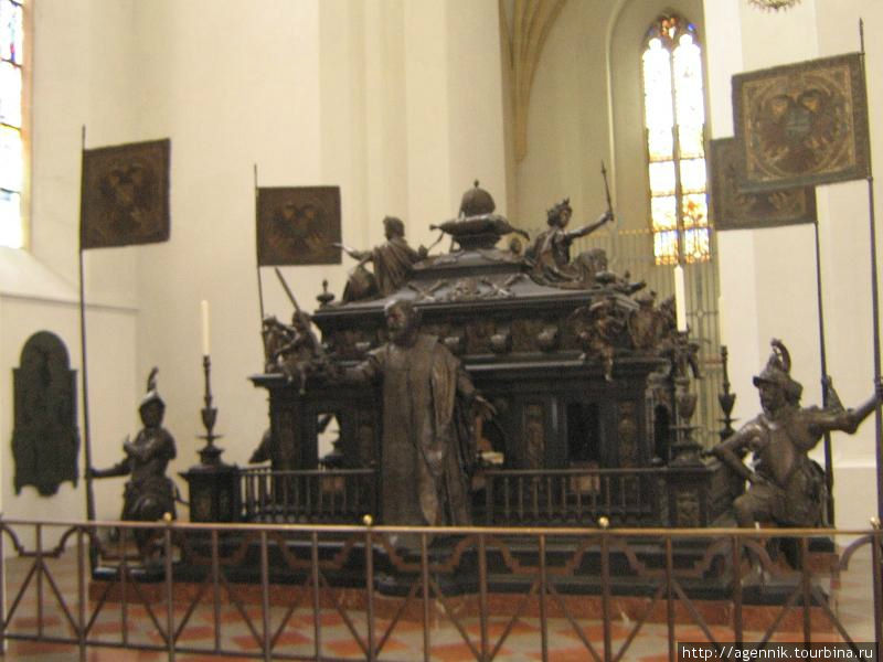 Гробница-ксенотаф (без захоронения) Людвига Баварского Людвига IV. Людвиг Баварский и его жена похоронены в склепе в алтарной части Мюнхен, Германия