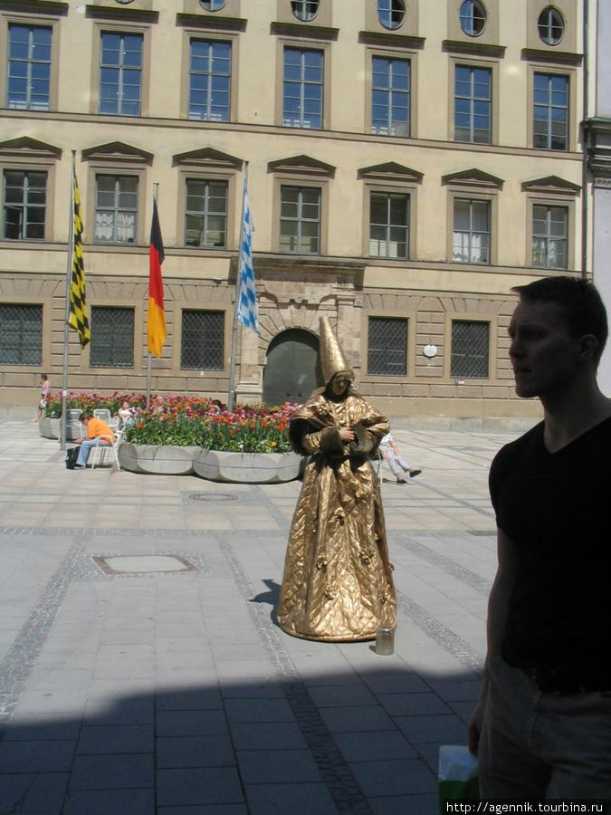 Живая скульптура на Кауфингерштрассе Мюнхен, Германия