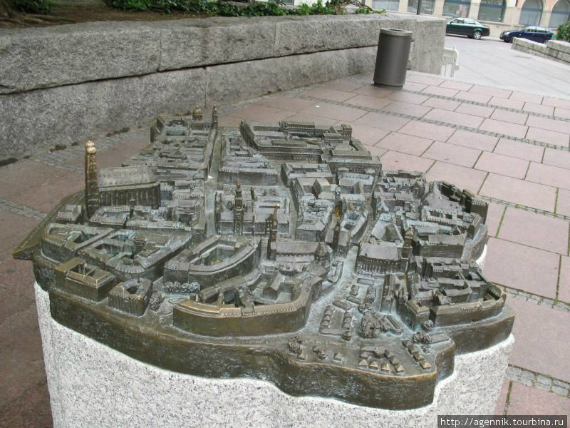 Бронзовая модель Мюнхена возле собора Мюнхен, Германия