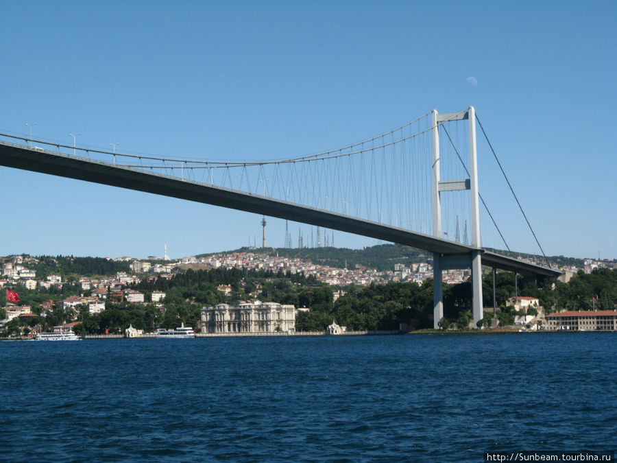 Возле живописного моста через Босфор приютился дворец Бейлербей, построенный как летняя резиденция султанов Стамбул, Турция