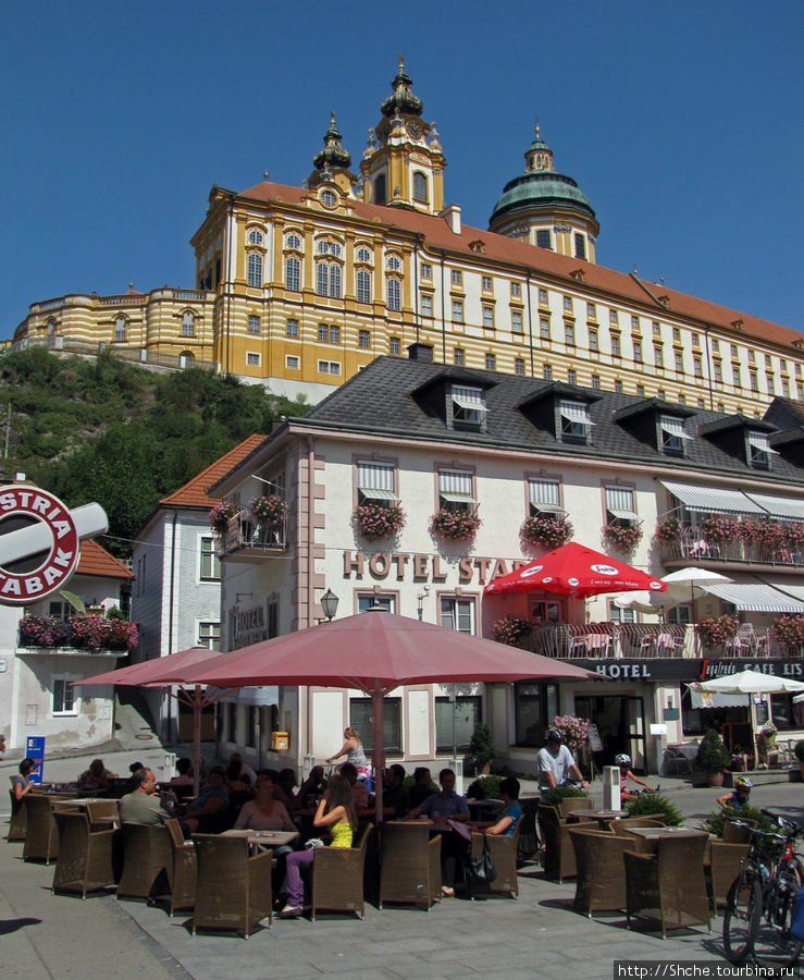 центральная площадь Hauptplatz, где в кафе на улице с отличным видом на монастырь и пообедали Мельк, Австрия